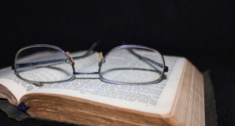 book_and_glasses_212140